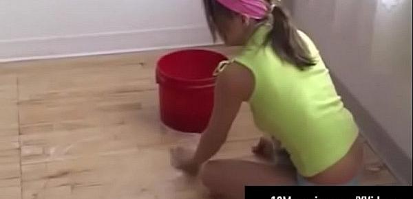  Novinha Tirando a Roupa Enquanto Lava a Casa